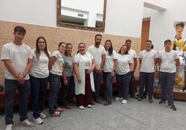 Los alumnos de la Escuela Profesional junto a la formadora