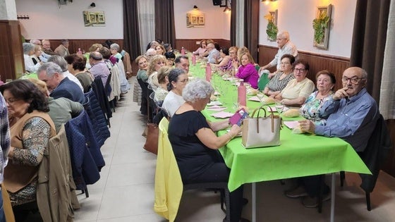Más de 150 personas acuden a la cena solidaria contra el cáncer