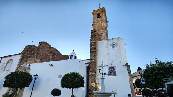 Instalada la cruz que preside la fuente de la iglesia