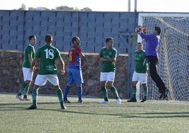 Pájaro volvio a jugar bajo la portería