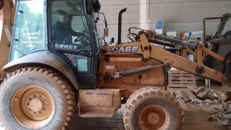 «Estamos repartiendo comida con los coches 4x4 en zonas donde no entran otros vehículos»
