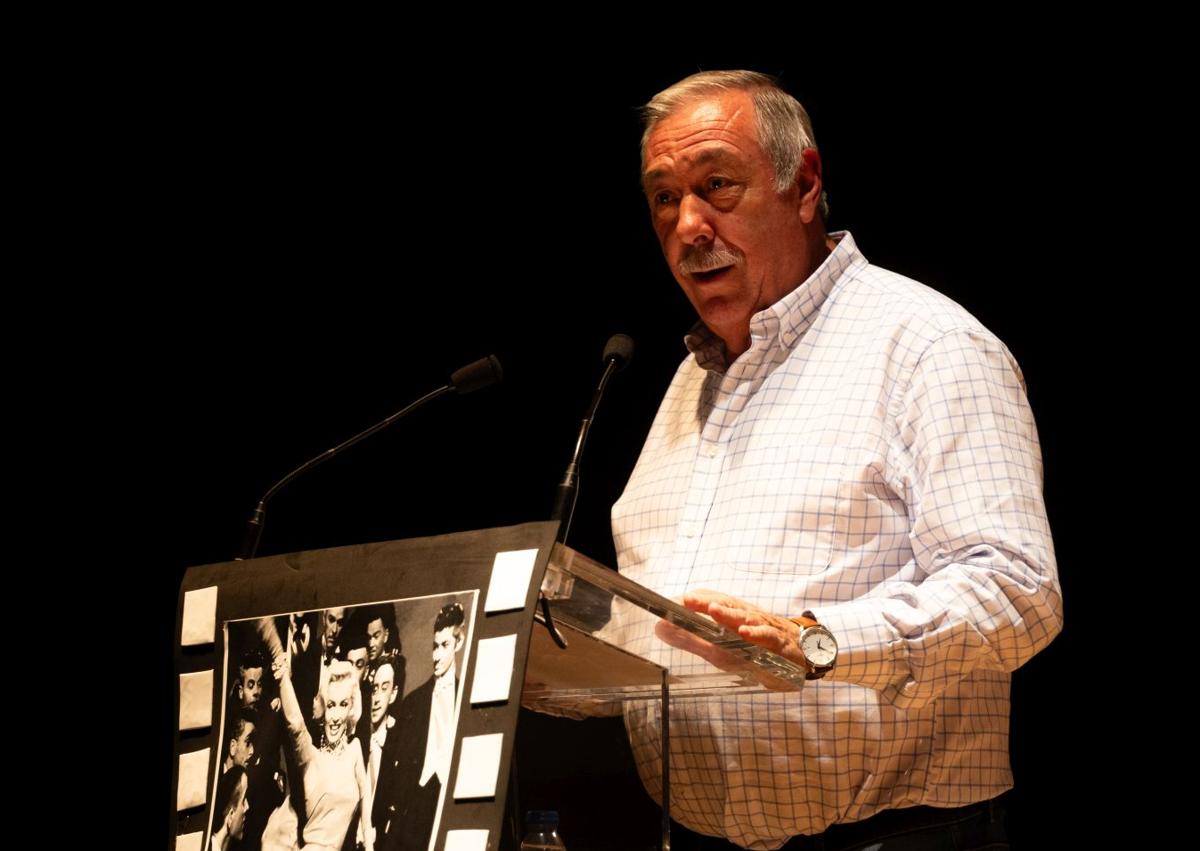 Imagen secundaria 1 - Durante la presentación del libro