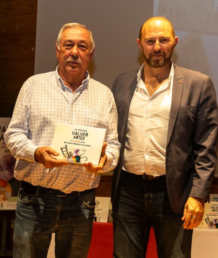 Imagen secundaria 2 - Durante la presentación del libro