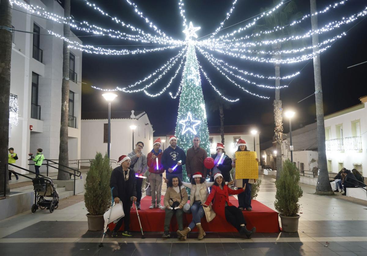Los chicos de Adisval encendieron el Árbol de Navidad