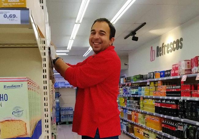 Reponiendo las estanterías con productos