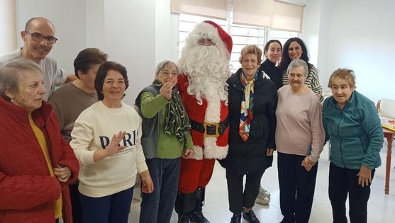 Papá Noel visita a los más pequeños y los más mayores