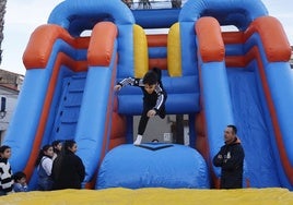 Disfrutando en la catapulta hinchable