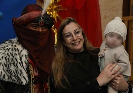 Pequeños y mayores se fotografiaron con Sus Majestades