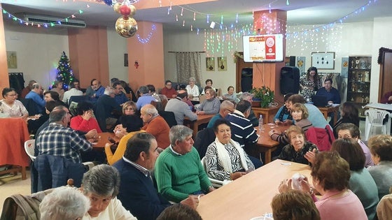 Los mayores disfrutan de su fiesta del Roscón de Reyes