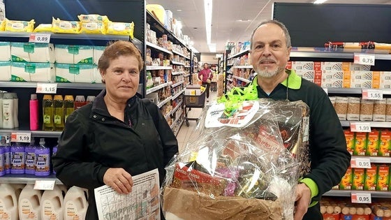 Isabel Clemente es la ganadora de la cesta de la campaña 'Adoro el Shopping Local'