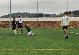 Pinto se lleva las manos a la cabeza por el penalti que le hicieron y que no señaló el colegiado