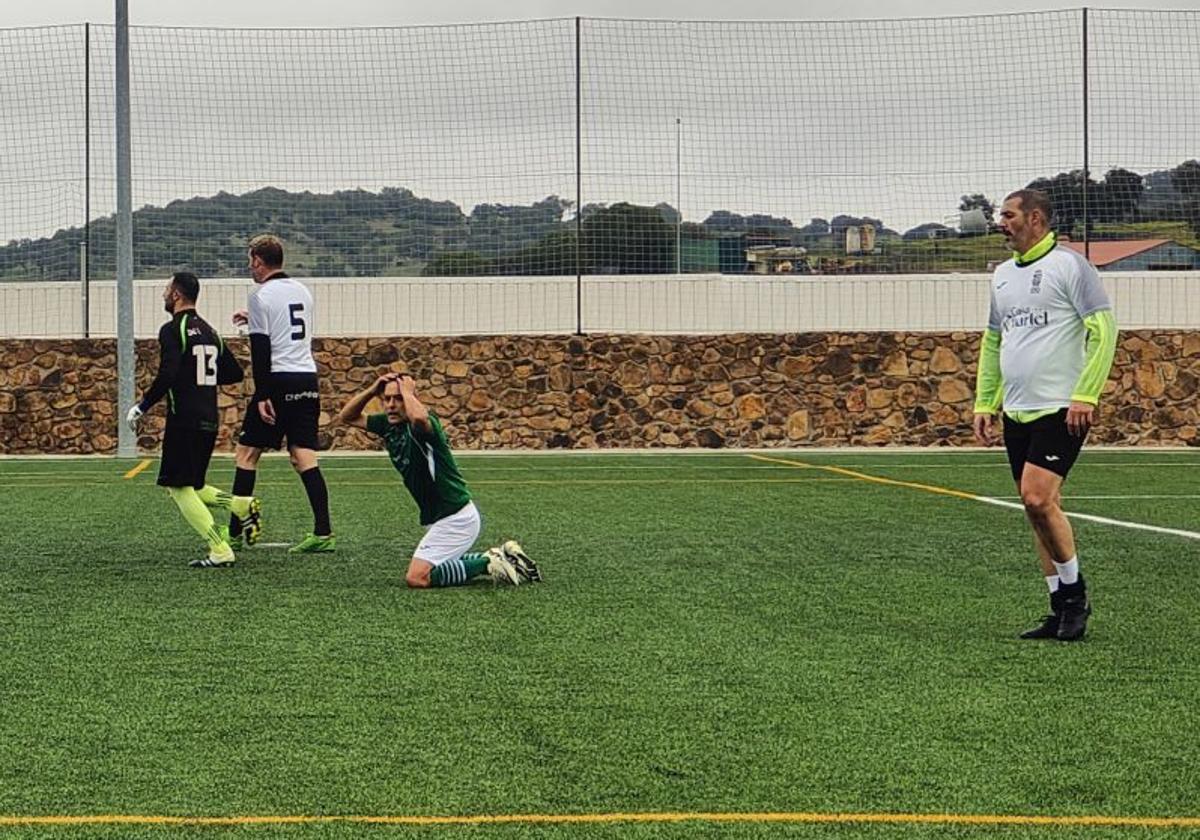 Pinto se lleva las manos a la cabeza por el penalti que le hicieron y que no señaló el colegiado