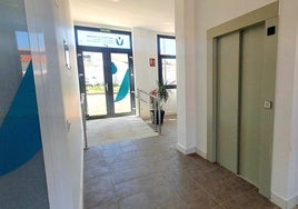 Una de las rampas de acceso y el ascensor