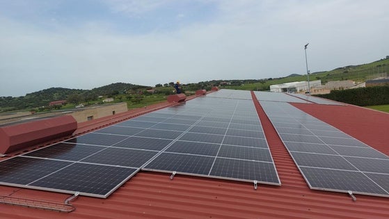 En marcha la instalación de placas fotovoltaicas en la cubierta del pabellón