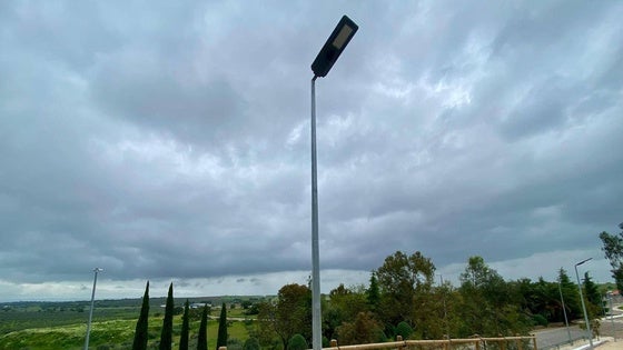 Instaladas farolas solares en el acerado colindante al parque de la Ermita del Rosario