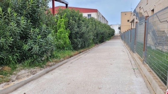 Avanza el acondicionamiento del paseo entre el pabellón y el instituto