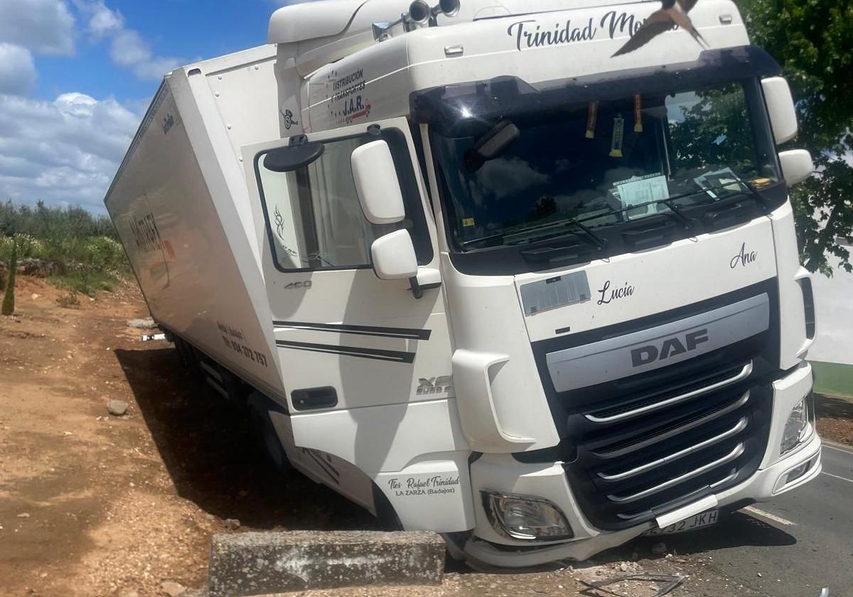 Un tráiler sufre una salida de vía en la carretera circunvalación