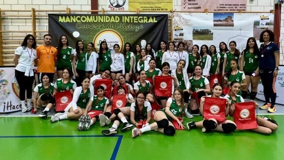 Los equipos locales participan en la clausura de la III Liga de Voleibol de la Mancomunidad