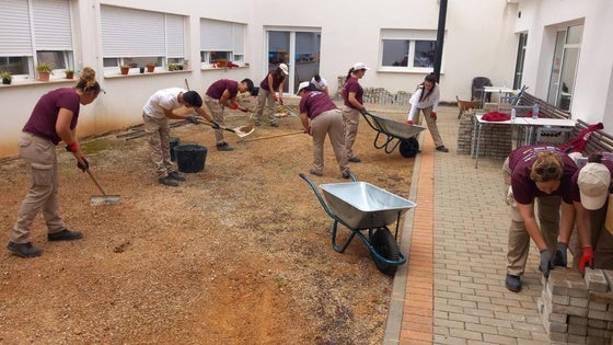 Comienza el acondicionamiento del patio del Centro Residencial