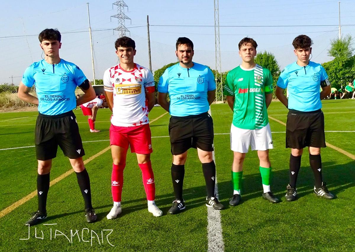 Imagen secundaria 1 - Imágenes anets del inicio del encuentro