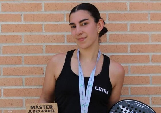 Leire Rojas Nogales con su trofeo de campeona