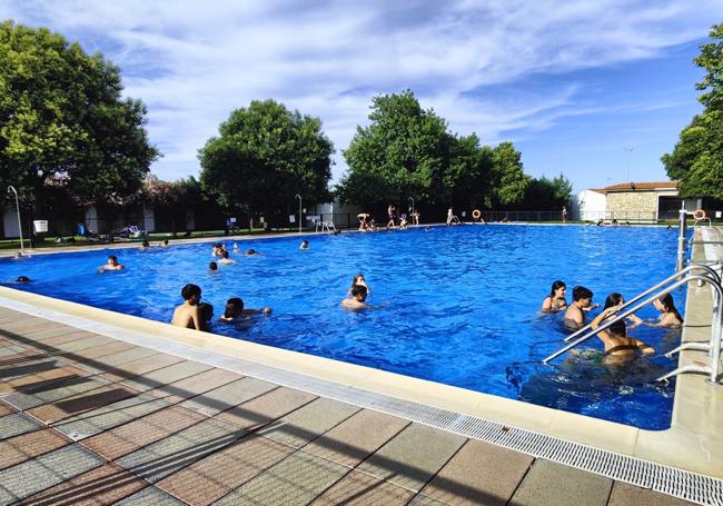 En la piscina