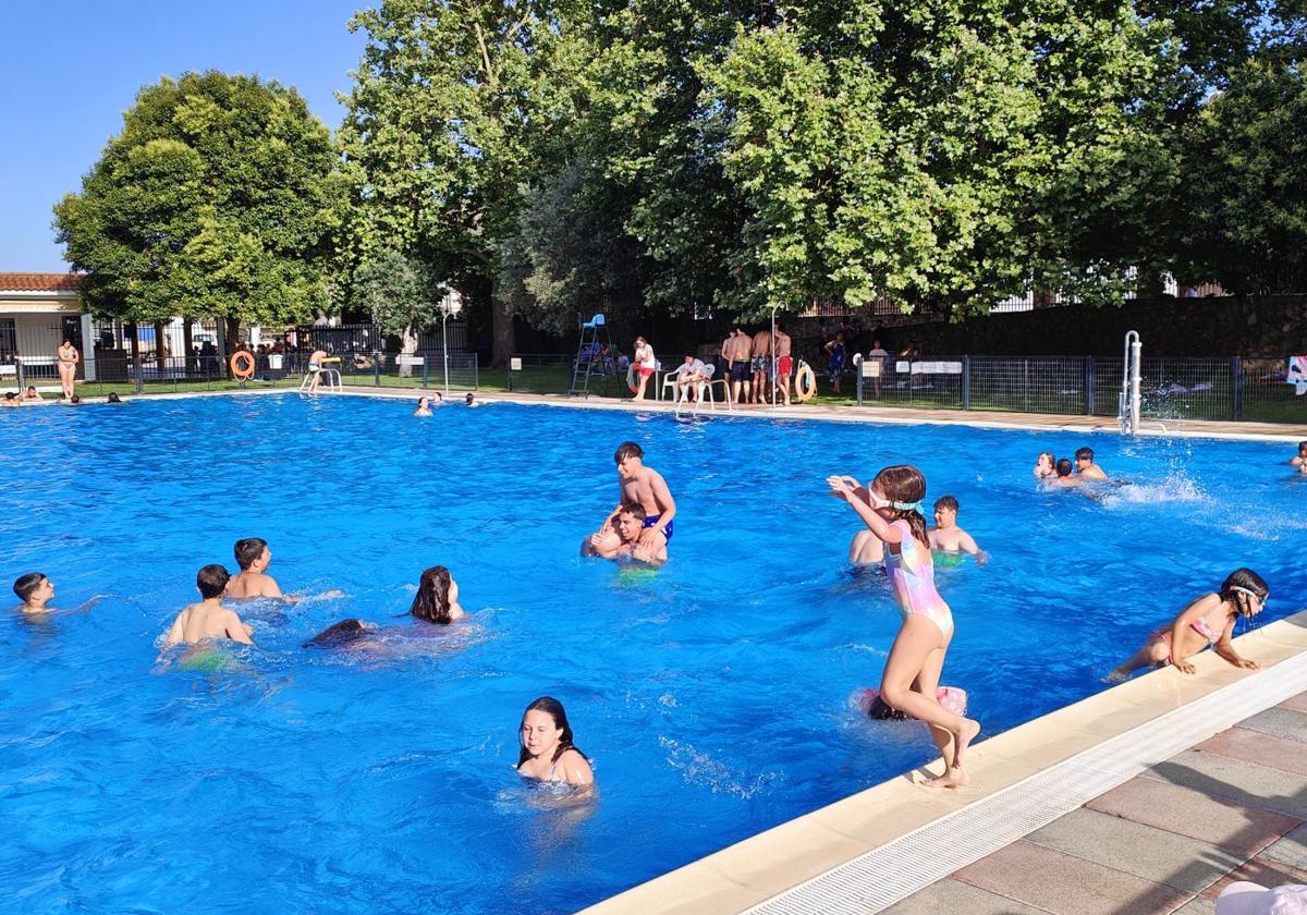 La piscina abre sus puertas con una gran acogida