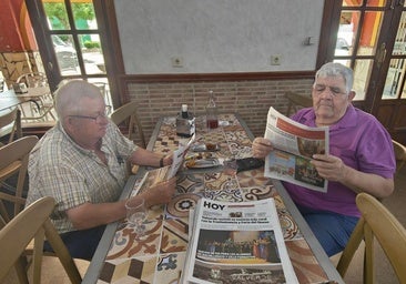 Dos vecinos informádose sobre los acontecimientos con HOY Valverde