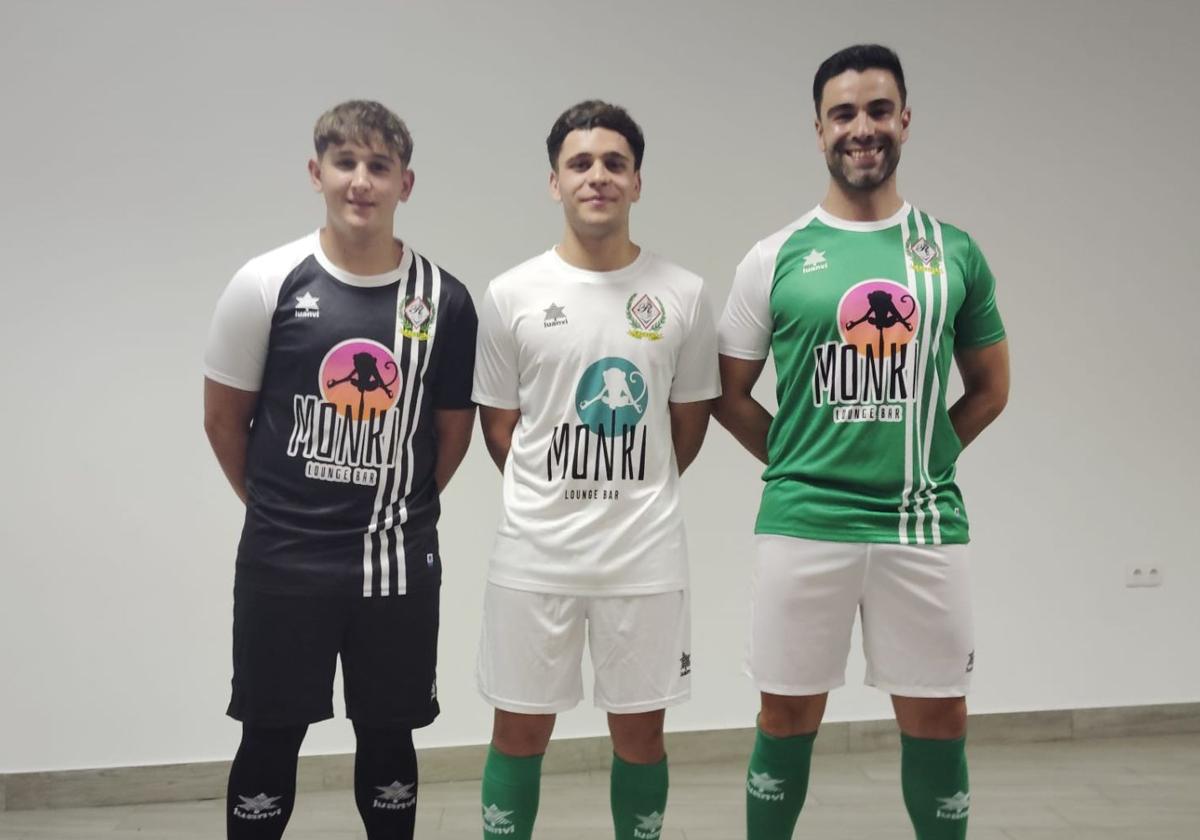 Alfonso, Pegote y Botello, con las nuevas camisetas
