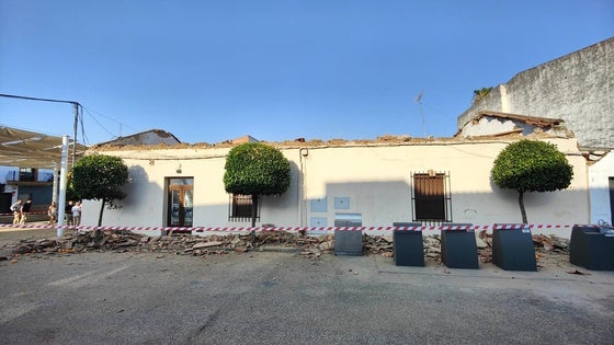 Se derrumba el tejado del salón de la Casa del Pueblo en Valverde de Leganés