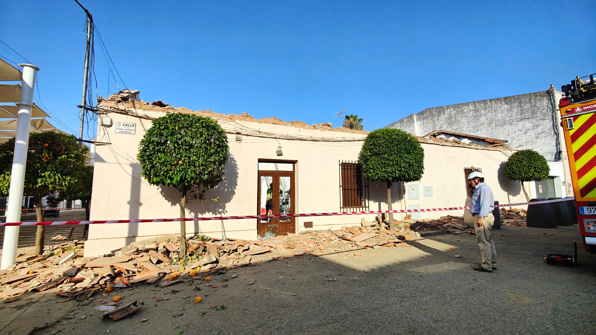Derrumbe del tejado del salón de la Casa del Pueblo