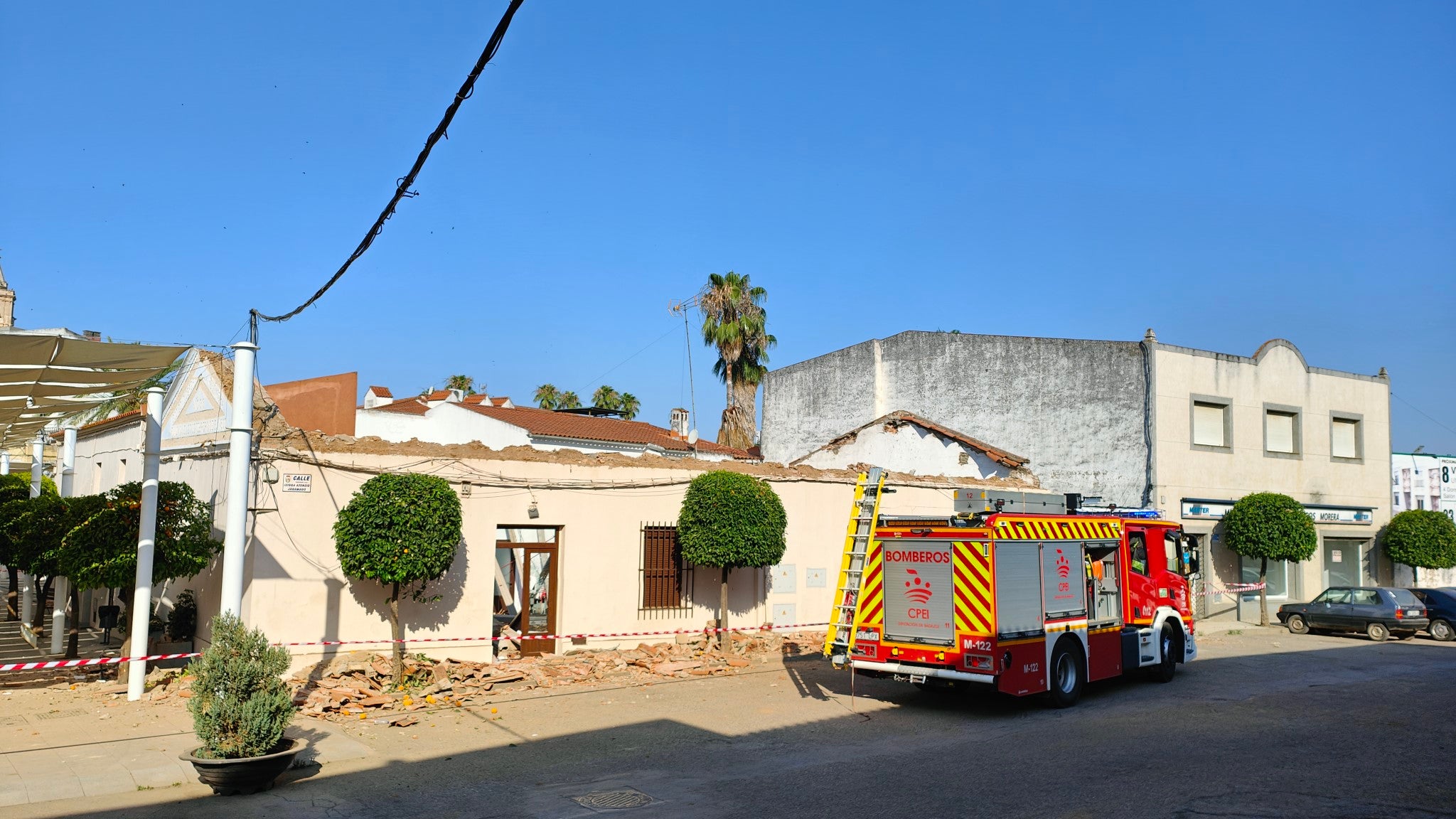 Derrumbe del tejado del salón de la Casa del Pueblo