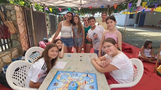 Más de un centenar de niños inician el campamento de verano 'La Tribu'