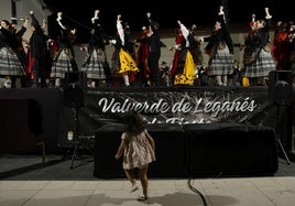 Una pequeña baila imitando a los Coros y Danzas de Valverde de Leganés