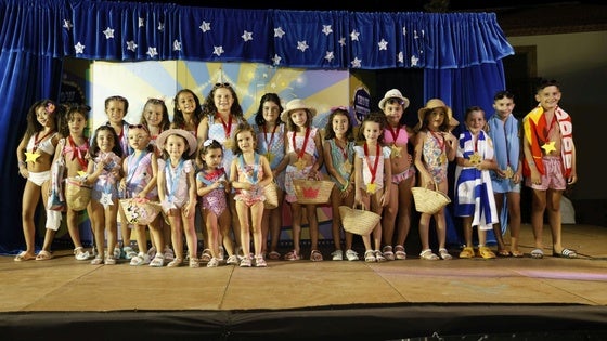 Los más pequeños hacen las delicias del público en el desfile infantil