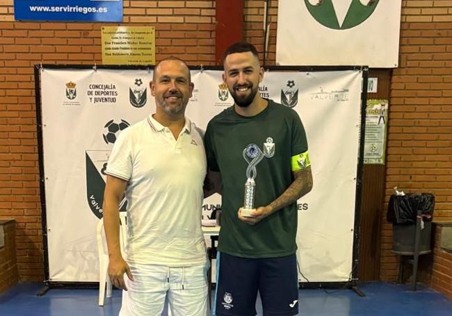 Enrega del trofeo al campeón