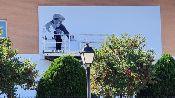 Manuel de la Encarnación comienza el mural del Centro Residencial