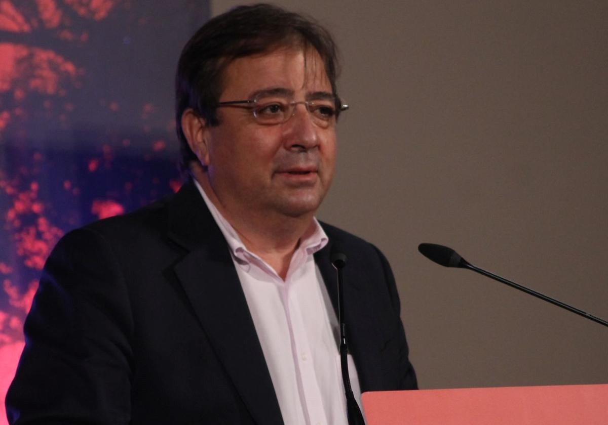 Guillermo Fernández Vara en una de sus visitas a Valverde de Leganés