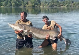 Los primos Francisco y Juan Elías, junto al ejemplar capturado