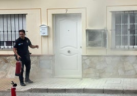 El agente de la Policía Local tras sofocar el fuego