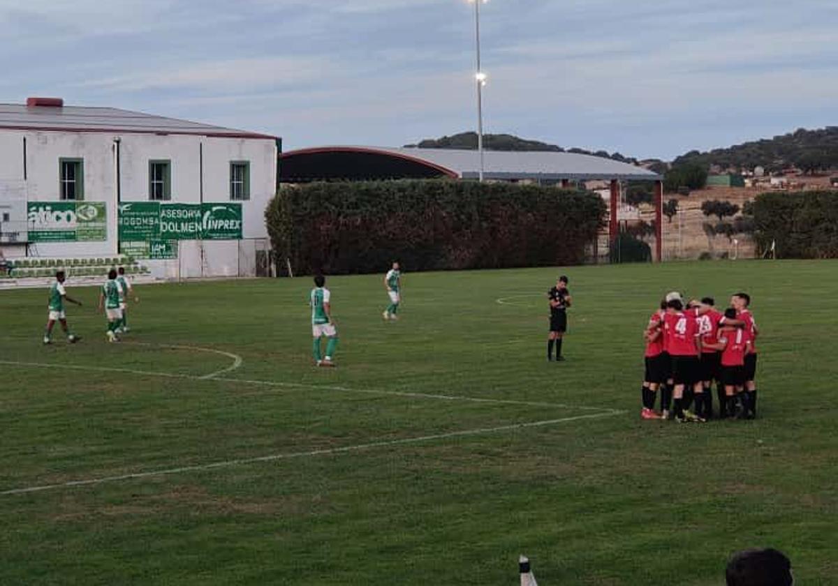Los visitantes celebran el gol