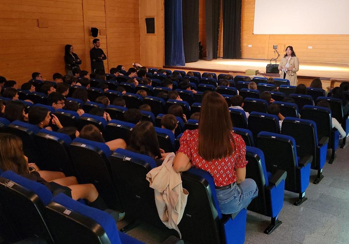 Raquel Bazo da una conferencia a los alumnos sore 'El Lazarillo de Tormes'