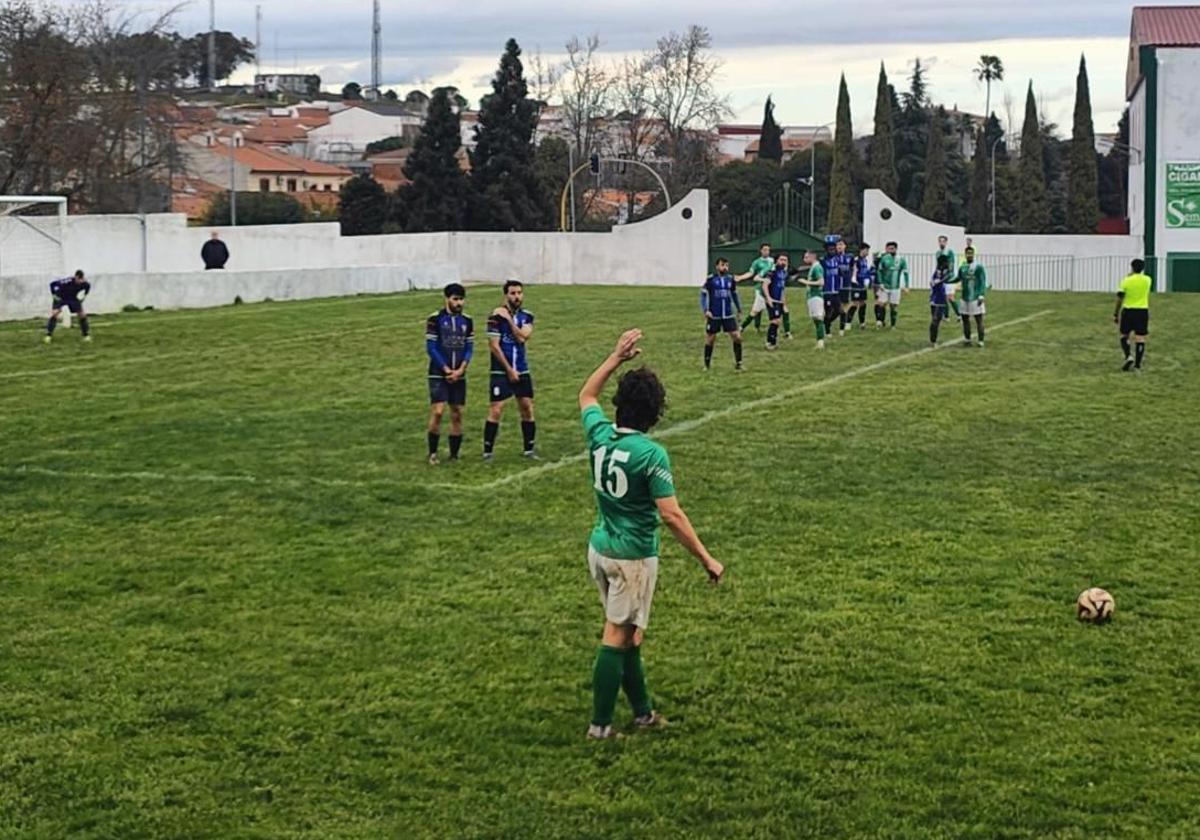 Blasera se dispone a sacar una falta en un encuentro de la temporada pasada