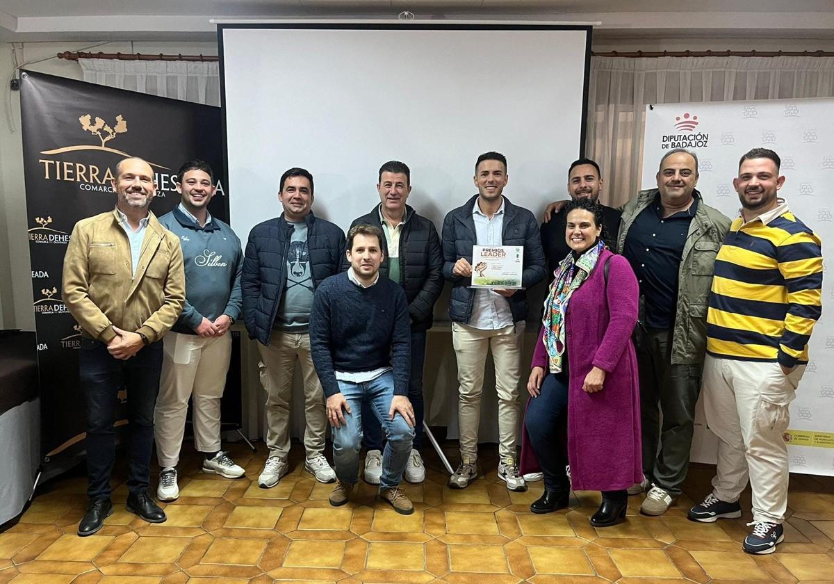 Desiderio junto a sus trabajadores y los concejales valverdeños