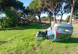 El vehículo quedó volcado fuera de la vía