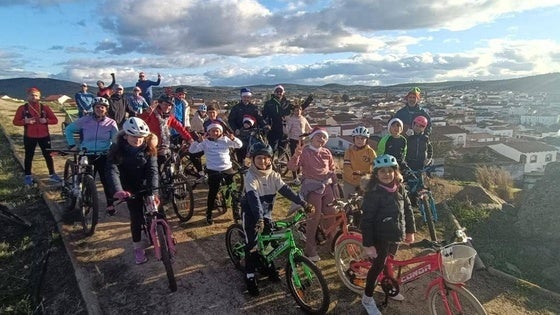 Pequeños, jóvenes y mayores pasean en bicicleta