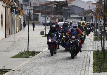 Cabalgata Motera a su paso por la calle Bonal