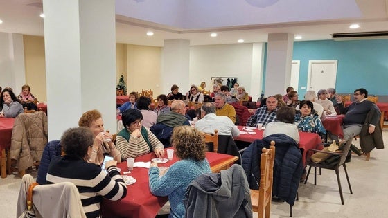 Los mayores disfrutan con la Fiesta del Roscón de Reyes