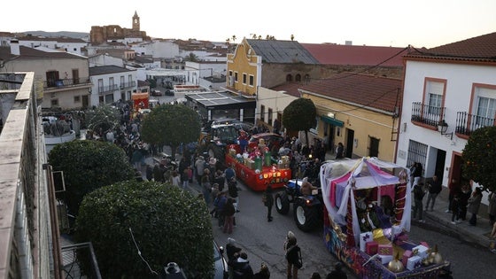 Ilusión, alegría y mucho frío en la Cabalgata de Reyes en Valverde