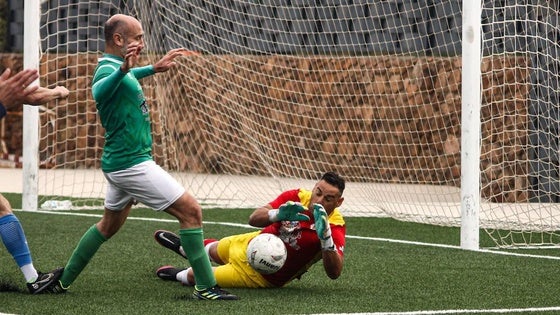 El líder, con un gran partido de Sebas, frena la racha de los Veteranos